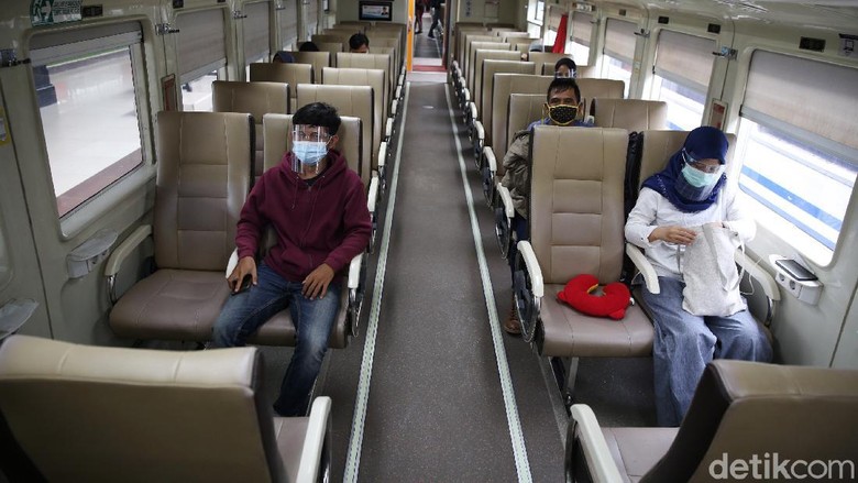 Stasiun Senen Ramai Jelang Libur Nataru Penumpang menaiki kereta api Jayakarta jurusan Surabaya Gubeng di Stasiun Pasar Senen, Jakarta, Senin (21/12/2020). Arus mudik Natal dan Tahun Baru melalui Stasiun Pasar Senen ke sejumlah daerah di Jawa mulai mengalami peningkatan.