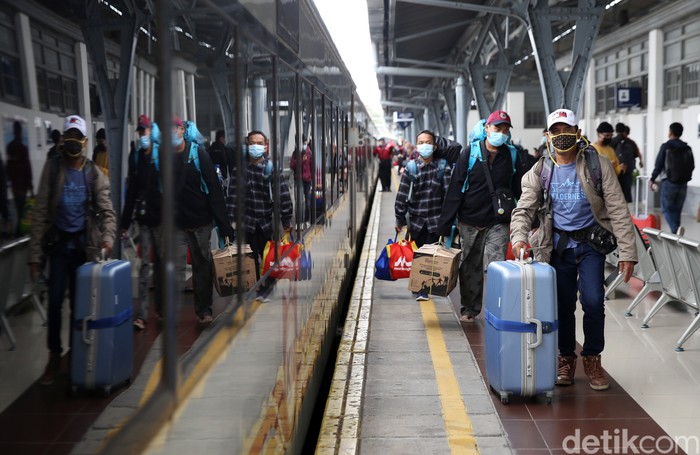 Penumpang menaiki kereta api Jayakarta jurusan Surabaya Gubeng di Stasiun Pasar Senen, Jakarta, Senin (21/12/2020). Arus mudik Natal dan Tahun Baru melalui Stasiun Pasar Senen ke sejumlah daerah di Jawa mulai mengalami peningkatan.