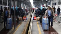 Penumpang mulai memadati Stasiun Pasar Senen, Jakarta, Senin (21/12/2020).