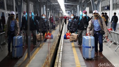 Stasiun Senen Ramai Jelang Libur Nataru