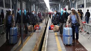 Stasiun Senen Ramai Jelang Libur Nataru