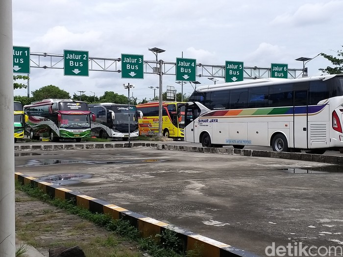 Suasana Terminal Pulogebang masih sepi empat hari jelang Natal 2020