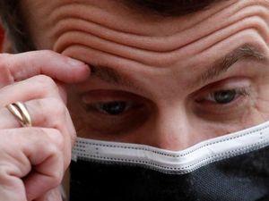 Terinfeksi Corona, Macron Langgar Protokol Pencegahan Virus?