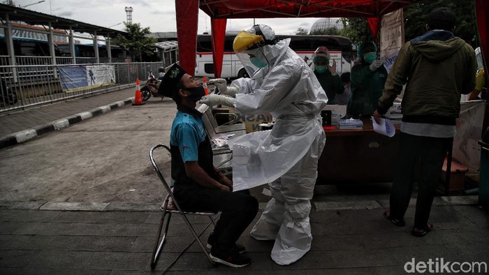 Terminal Tanjung Priok Mulai Berlakukan Rapid Antigen Supir bus dan penumpang melakukan Rapid Tes Antigen di kawasan Terminal Tanjung Priok, Jakarta Utara, Senin (21/12/2020).