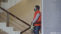 Juliari dan dua anak buahnya diduga menerima suap senilai sekitar Rp 17 miliar dari Ardian dan Harry selaku rekanan Kemsos dalam pengadaan paket bansos COVID-19 untuk wilayah Jabodetabek tahun 2020.
