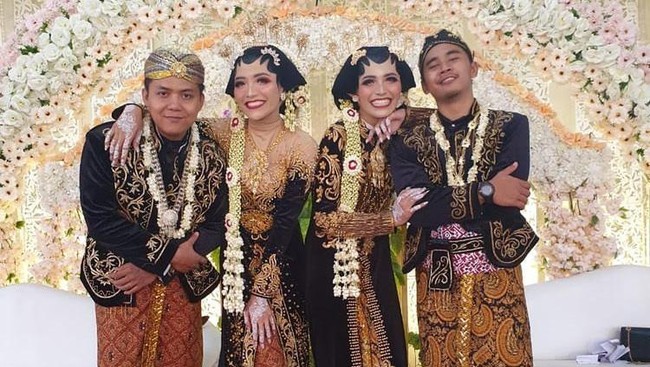 Kembar Nikah Bareng