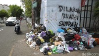 Pemblokiran ini dilakukan karena masyarakat yang sudah gerah akibat adanya antrean panjang truk sampah.   