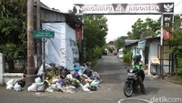 Penutupan akses jalan menuju TPST Piyungan berimbas pada menumpuknya sampah di Yogyakarta.   