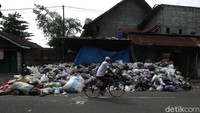 Membludaknya sampah di sejumlah sudut Kota Yogyakarta disebabkan oleh aksi protes warga masyarakat yang tinggal di sekitar Tempat Pengolahan Sampah Terpadu (TPST) Piyungan, Bantul, dengan cara memblokir akses bagi truk pembuangan sampah.  