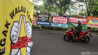 Karangan bunga itu berisi pesan dukungan kepada Komnas HAM untuk mengusut kasus penembakan 6 laskar FPI di KM 50 Tol Jakarta-Cikampek (Japek) beberapa waktu lalu.