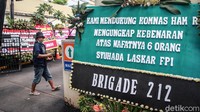 Salah satu karangan bunga dikirim oleh Brigade 212.
