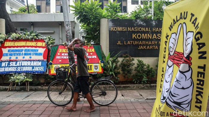 Puluhan karangan bunga berjajar di halaman hingga trotoar jalan di depan Gedung Komnas HAM, Jalan Latuharhary, Jakarta Senin (21/12/2020). Bunga papan tersebut berisi pesan dukungan kepada Komnas HAM untuk mengusut kasus penembakan 6 laskar FPI di KM 50 Tol Jakarta-Cikampek (Japek) beberapa waktu lalu. Bunga papan tersebut bertambah banyak sejak satu pekan lalu.