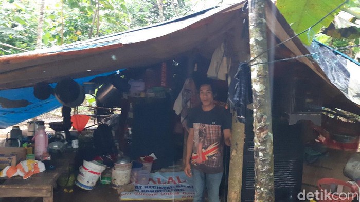 Warga Pandeglang tinggal di gubuk beratap terpal.