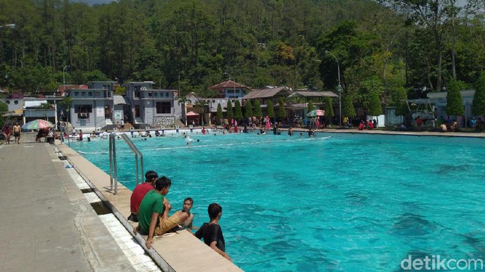 Kolam renang dan pemandian air panas di Wana Wisata Padusan, Pacet
