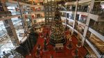 Wow, Ada Pohon Natal Raksasa di Mal Taman Anggrek
