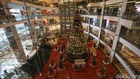 Mengangkat tema “Christmas Merry and Bright”, dalam kondisi pandemi COVID-19, Mal Taman Anggrek tetap mendekor interior mal dan memasang pohon Natal.  