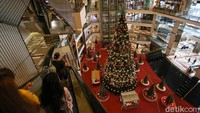 Pohon Natal tersebut menjadi daya tarik bagi para pengunjung.  