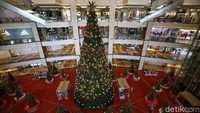 Pohon Natal megah tersebut dikelilingi beberapa pohon cemara asli dan dihiasi bola-bola kecil berwarna merah dan silver.  