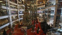 Ornamen Natal lainnya pun ikut meramaikan pohon Natal raksasa tersebut.  
