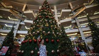 Pohon Natal dimanfaatkan warga untuk berswafoto.