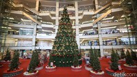 Tampak pohon natal raksasa berdiri di Mal Taman Anggrek, Jakarta, Senin (21/12/2020).   