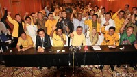 Menurut Yusril, penolakan itu terkait dengan permintaan Ustadz Bachtiar Nasir, bukan soal Habib Rizieq. Tentang Ustadz Bachtiar Nasir, beliau bukan meminta agar saya membela HRS, tetapi membela beliau sendiri yang sudah ditetapkan sebagai tersangka di Polda Metro Jaya, kata Yusril. Foto Yusril bersama pengurus pusat partai Golkar di Jakarta, Selasa (24/2/2015).  Lamhot Aritonang/detikcom