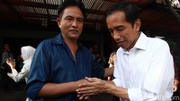 Yusril dinarasikan menolak membela Habib Rizieq Shihab karena mengaku dirinya sudah dicap murtad dan kafir. Foto Joko Widodo, saat menjabat sebagai Gubernur DKI Jakarta, menemui ahli hukum tata negara yang juga politisi, Yusril Ihza Mahendra. Pertemuan tersebut membicarakan mengenai PKL, Waduk Pluit, Sunter. Hasan Alhabshy/detikcom