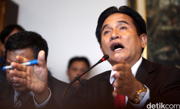 Kuasa hukum capres Joko Widodo dan Maruf Amin, Yusril Ihza Mahendra (kanan) mengunjungi narapidana kasus terorisme Abu Bakar Baasyir (tengah) di Lapas Gunung Sindur, Bogor, Jawa Barat , Jumat (18/1/2019). Abu Bakar Baasyir akan dibebaskan dengan alasan kemanusiaan karena usia yang sudah tua dan dalam keadaan sakit serta memerlukan perawatan. ANTARA FOTO/Yulius Satria Wijaya/pras.