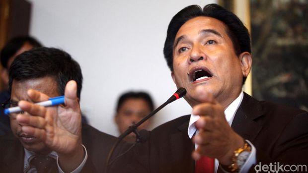 Kuasa hukum capres Joko Widodo dan Ma'ruf Amin, Yusril Ihza Mahendra (kanan) mengunjungi narapidana kasus terorisme Abu Bakar Baasyir (tengah) di Lapas Gunung Sindur, Bogor, Jawa Barat , Jumat (18/1/2019). Abu Bakar Baasyir akan dibebaskan dengan alasan kemanusiaan karena usia yang sudah tua dan dalam keadaan sakit serta memerlukan perawatan. ANTARA FOTO/Yulius Satria Wijaya/pras.
