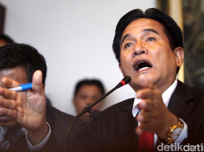 Kuasa hukum capres Joko Widodo dan Maruf Amin, Yusril Ihza Mahendra (kanan) mengunjungi narapidana kasus terorisme Abu Bakar Baasyir (tengah) di Lapas Gunung Sindur, Bogor, Jawa Barat , Jumat (18/1/2019). Abu Bakar Baasyir akan dibebaskan dengan alasan kemanusiaan karena usia yang sudah tua dan dalam keadaan sakit serta memerlukan perawatan. ANTARA FOTO/Yulius Satria Wijaya/pras.