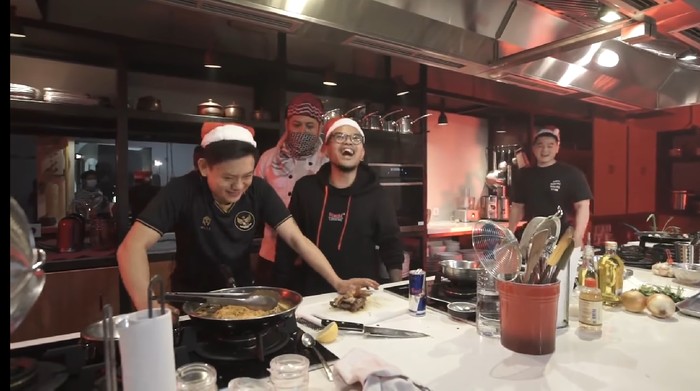 Adu Masak Chef Arnold, Bobon dan Tretan Muslim Jadi Trending Youtube