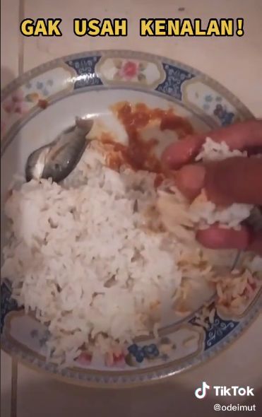 Tak Bisa Masak Karena Kehabisan Gas, Pria Ini Makan Ikan Hidup-hidup