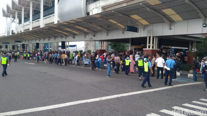 Antrean rapid test antigen calon penumpang di Bandara Soetta pukul 09.00 WIB.