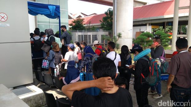 Antrean Rapid Test Antigen di di depan Shelter Kalayang Terminal 2 Bandara Soekarno-Hatta