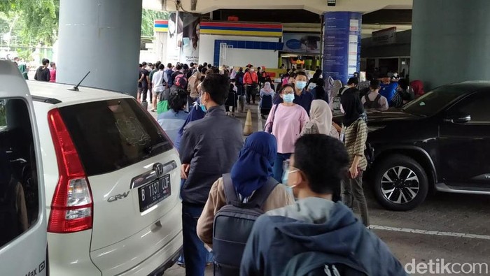 Ratusan orang mengantre tes rapid antigen di Stasiun Gambir, Jakarta. Begini penampakannya.