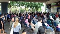 Bahkan, dari pantauan detikcom, Selasa (22/12/2020), hingga sekitar pukul 8.45 WIB sudah ada 920 antrean atau hampir 1.000 orang tes rapid antigen.