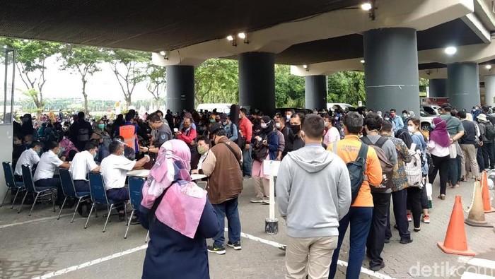 Ratusan orang mengantre tes rapid antigen di Stasiun Gambir, Jakarta. Begini penampakannya.