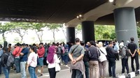 Menurut petugas keamanan yang ditemui detikcom, antrean di Stasiun Gambir sudah terjadi sejak pukul 5.30 WIB pagi ini. Itu pun baru antrean mengambil nomor giliran, tesnya sendiri baru dibuka sekitar pukul 7.00 WIB.