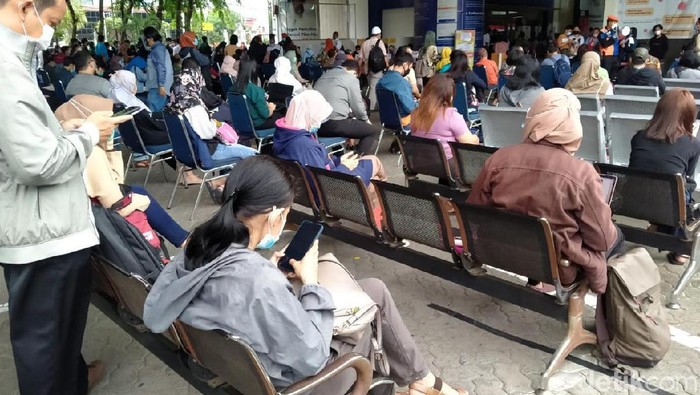 Antrean Rapid Test Antigen di Gambir Membludak! Ini Penampakannya Ratusan orang mengantre tes rapid antigen di Stasiun Gambir, Jakarta. Begini penampakannya.