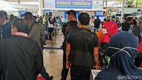 Puluhan calon penumpang di Bandara Juanda Surabaya melakukan reschedule jadwal penerbangan.