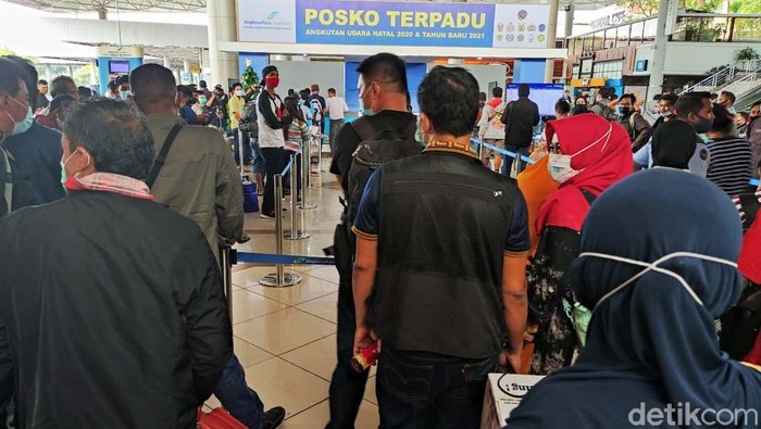 Antrean Rapid Test Antigen Panjang, Penumpang Reschedule Penerbangan Puluhan calon penumpang di Bandara Juanda Surabaya melakukan reschedule. Hal ini karena meraka tidak bisa mengejar penerbangan karena hari antre rapid test antigen.