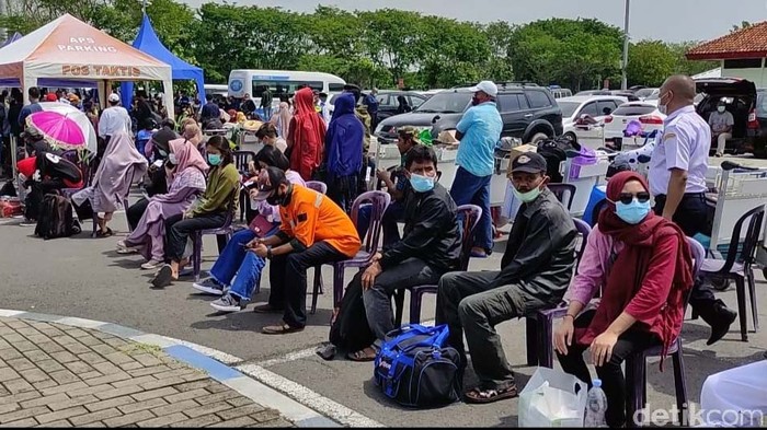Puluhan calon penumpang di Bandara Juanda Surabaya melakukan reschedule. Hal ini karena meraka tidak bisa mengejar penerbangan karena hari antre rapid test antigen.