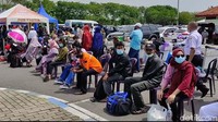 Pantauan detikcom, antrean rapid test antigen di Bandara Juanda panjang mengular. Kebanyakan yang mengantre sejak pagi tadi, merupakan calon penumpang yang akan berangkat hari ini.