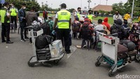 Sehingga mereka yang merasa waktunya tidak cukup untuk rapid antigen, memilih reschedule waktu penerbangan.