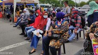 Salah satunya Ridwan (31) warga Medan. Ia bersama keluarganya antre rapid antigen sejak pukul 05.00 WIB. Namun karena dirasa tidak keburu terbang pukul 10.45 WIB tadi, akhirnya ia reschedule. Ia berharap pihak maskapi mempermudah proses reschedule ini.