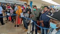 Itu dilakukan karena mereka tidak bisa mengejar penerbangan hari ini, setelah harus antre rapid antigen yang begitu panjang.