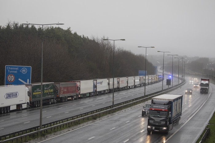 Antrean Truk di Inggris DOVER, ENGLAND - DECEMBER 21: Lorries queue during operation stack on the M20 towards Dover on December 21, 2020 in Dover, England. Citing concern over a new covid-19 variant and England's surge in cases, France temporarily closed its border with the UK late Sunday, halting freight and ferry departures from the port of Dover for 48 hours. France also joined several other European countries in stopping rail and air travel from the UK. (Photo by Dan Kitwood/Getty Images)