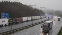 Penampakan antrean panjang truk yang akan meninggalkan Inggris menuju Prancis di Kent, sisi utara Inggris (Getty Images/Dan Kitwood)