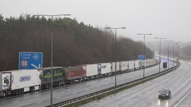 DOVER, ENGLAND - DECEMBER 21: Lorries queue during operation stack on the M20 towards Dover on December 21, 2020 in Dover, England. Citing concern over a new covid-19 variant and England's surge in cases, France temporarily closed its border with the UK late Sunday, halting freight and ferry departures from the port of Dover for 48 hours. France also joined several other European countries in stopping rail and air travel from the UK. (Photo by Dan Kitwood/Getty Images)