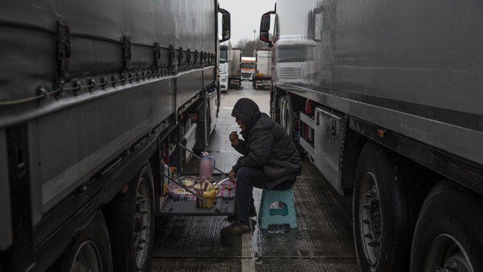 DOVER, ENGLAND - DECEMBER 21: Sedat from Turkey eats a traditional breakfast out of his lorry as he waits in a service station on the M20 on December 21, 2020 in Dover, England. Sedat was transporting manufacturing parts from London to Turkey before being held up on his journey by the current travel ban. Citing concern over a new covid-19 variant and Englands surge in cases, France temporarily closed its border with the UK late Sunday, halting freight and ferry departures from the port of Dover for 48 hours. France also joined several other European countries in stopping rail and air travel from the UK. (Photo by Dan Kitwood/Getty Images)